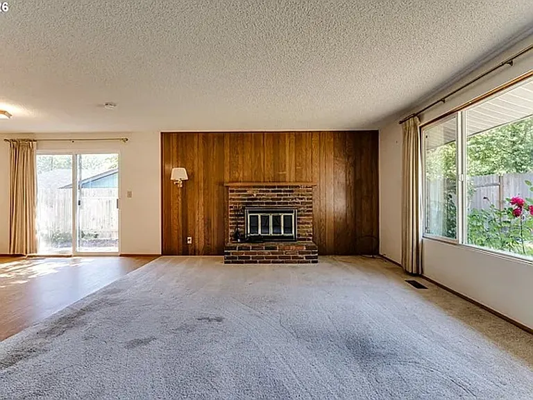 310 E 48th Ave — Photo 3