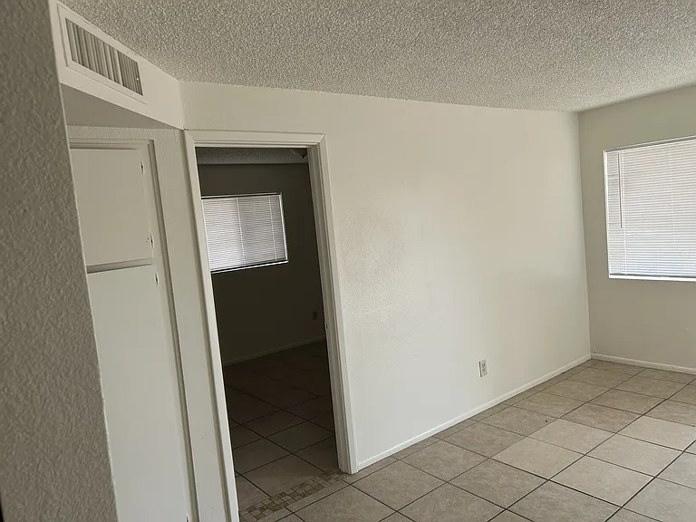 1315 W 5th St #4 — Photo 7