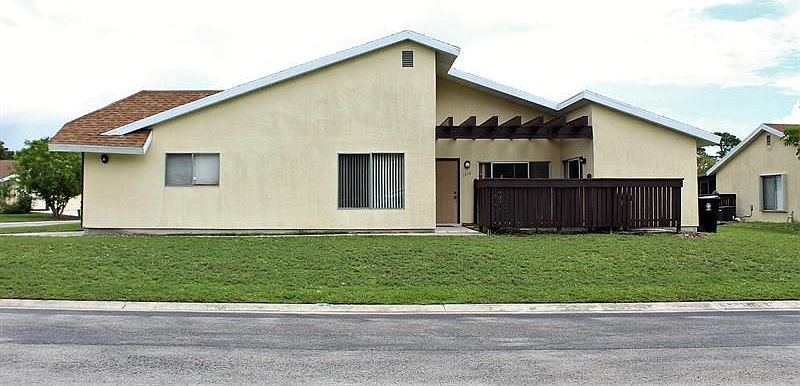 1st image of 1414 SE Larkwood Cir