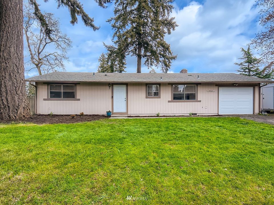 Large front yard - Newer roof and RV parking. Close to shopping and recreation !