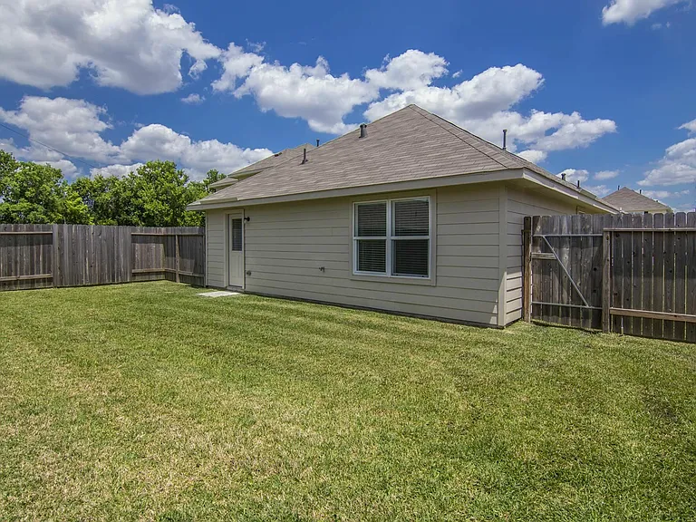 6306 Heffernan St — Photo 15