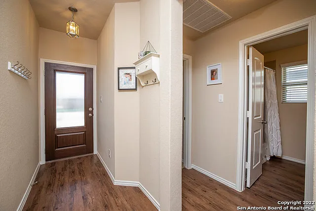 3 bed, 2.0 bath, 1571 sqft, $1,795 — Photo 4
