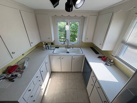 4th image of 105 Burbank St #W