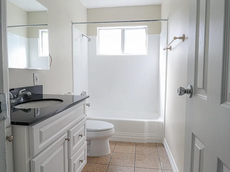 Oceanaire Villa Apartments — Photo 12