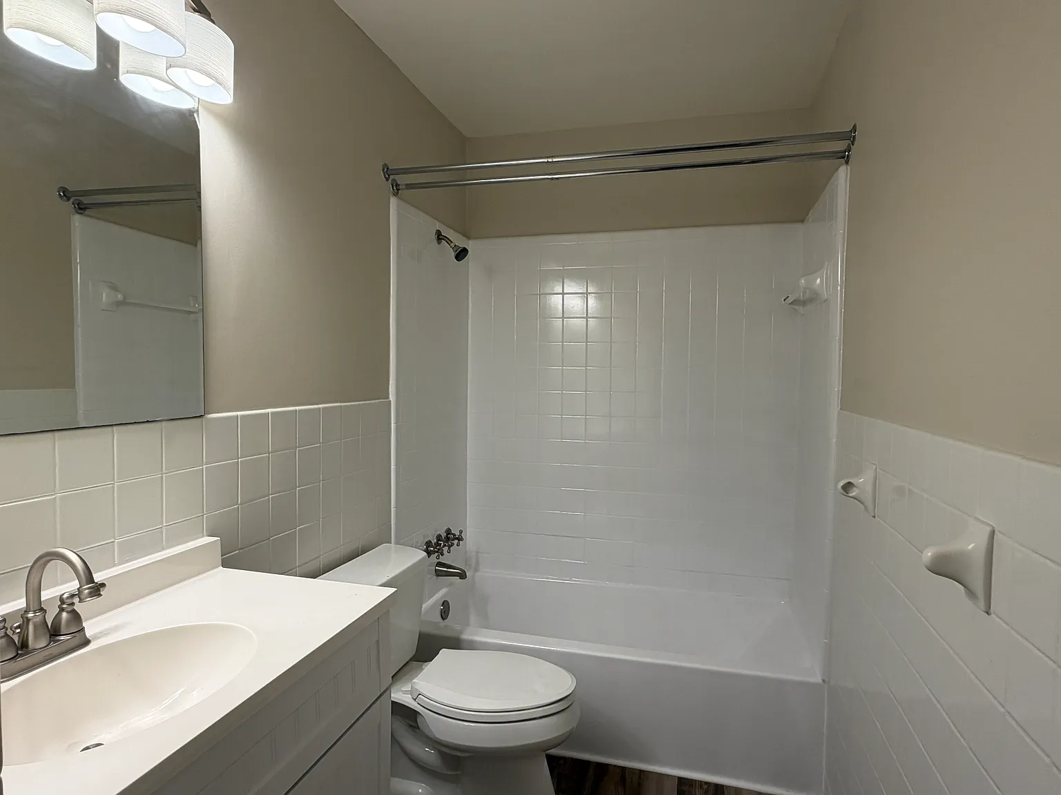 2 bed, 1.5 bath, 1044 sqft, $1,200 — Photo 2