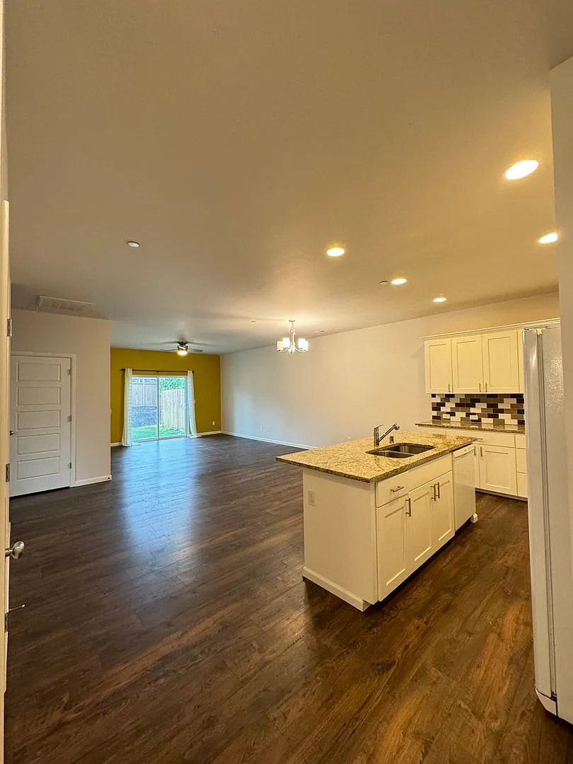 Spacious Condo - Large Garage and Private Patio — Photo 1