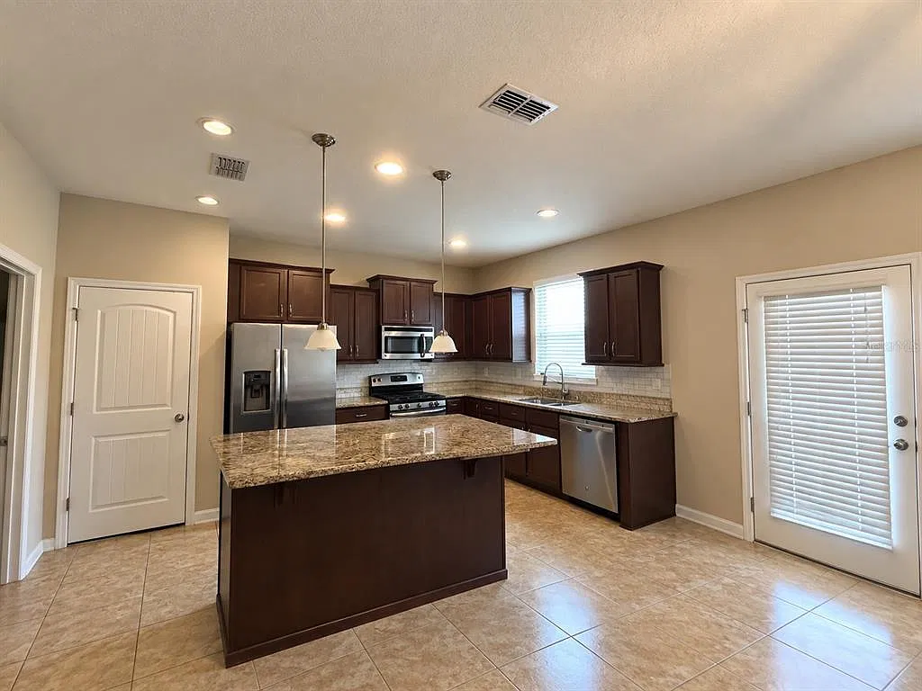 3 bed, 2.5 bath, 1910 sqft, $2,150 — Photo 2