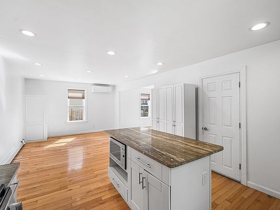 5th image of 305 Franklin St