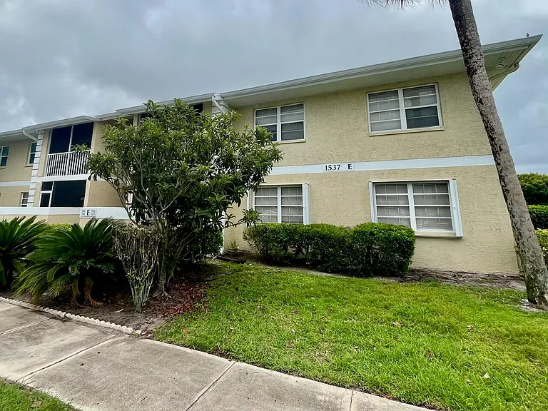 1537 SE Royal Green Cir #E-204 — Photo 17