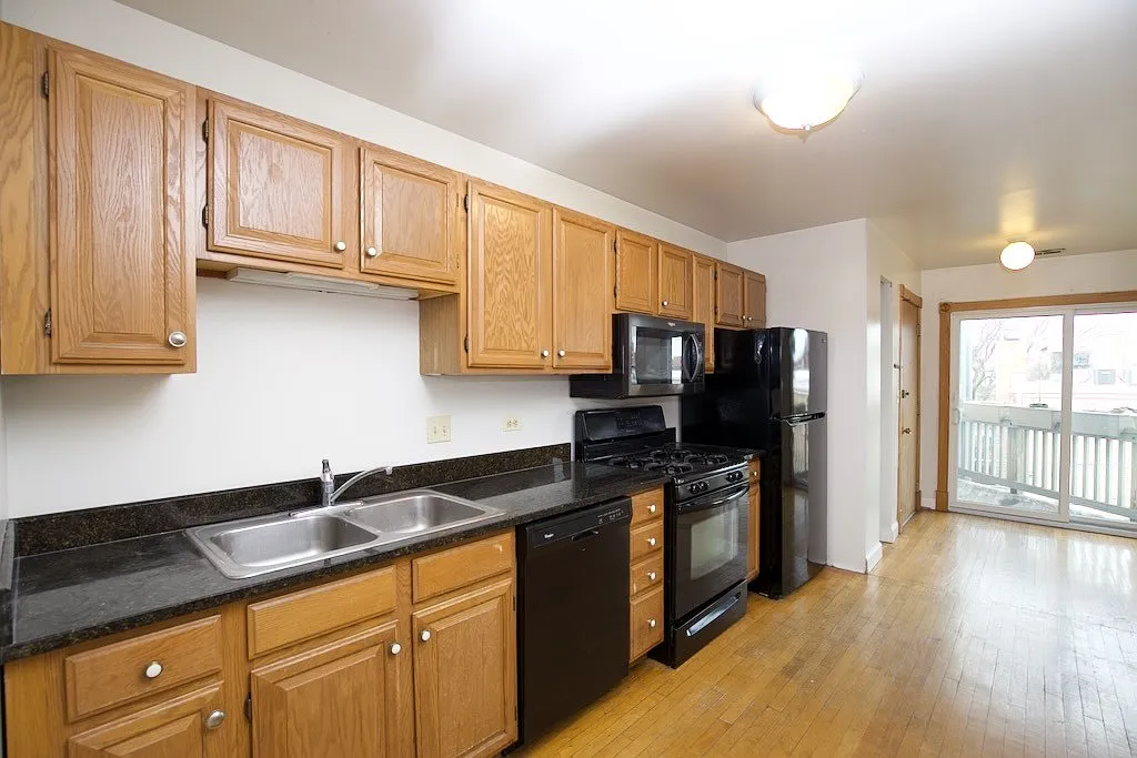 Radical 4 Bed, 2 Bath at Sheridan + Columbia (Rogers Park) — Photo 2
