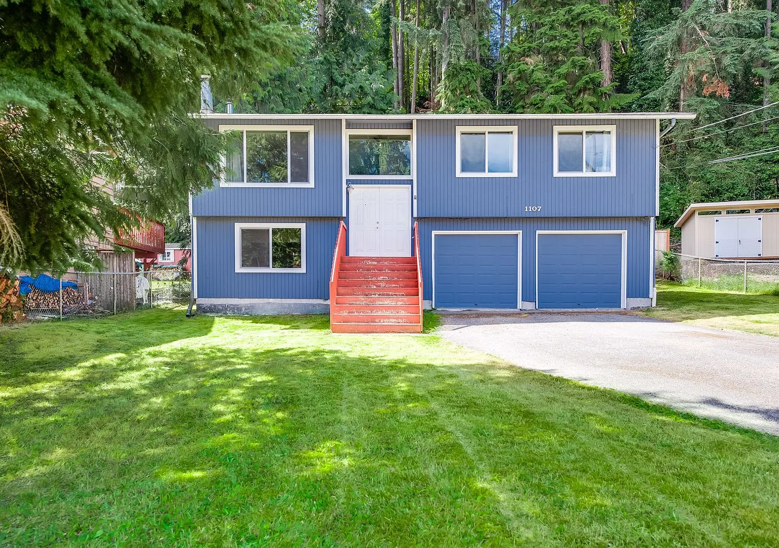Updated split level home in Shoreline with fenced yard and 2 car garage at $3400! — Photo 1