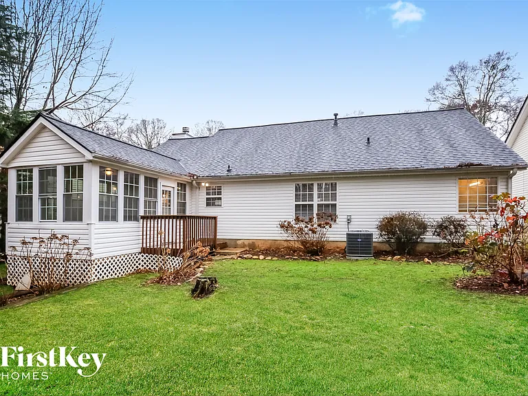 900 Charleston Ct — Photo 15