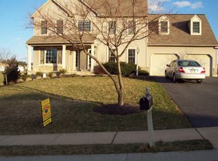 945 Castle Pond Dr, York, PA 17402