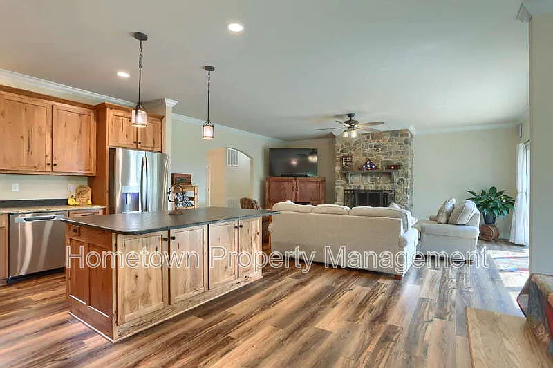 3 bed, 3.5 bath, 3400 sqft, $3,500 — Photo 3
