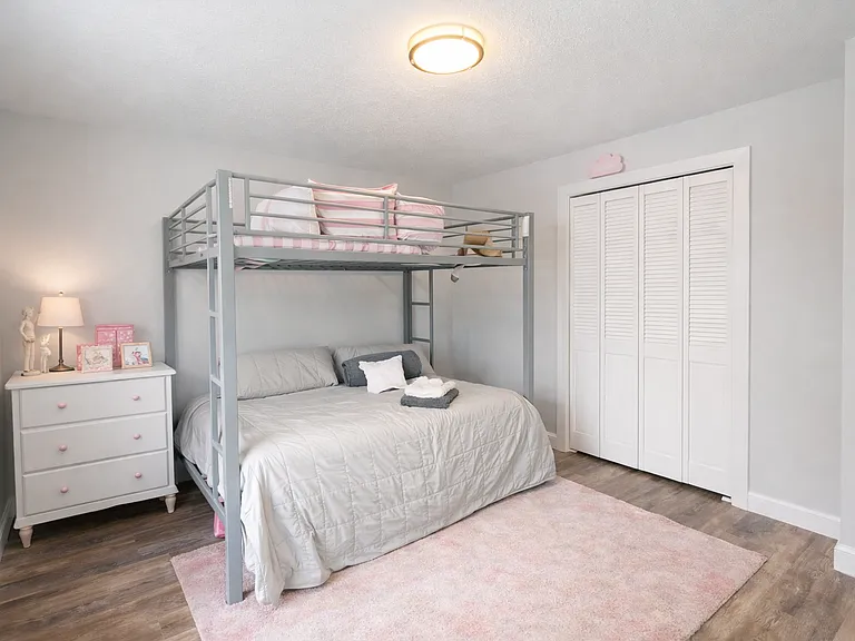 1042 E Circle Dr — Photo 8