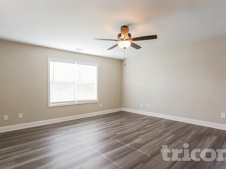 209 Hampton Oaks Cir — Photo 4