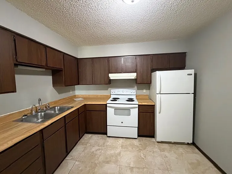 1114 Imperial Cir — Photo 4
