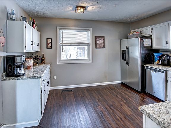 3rd image of 991 Sugarmaple Ln