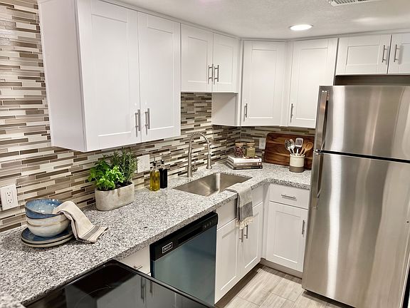 4th image of 3031 N 36th St APT 12