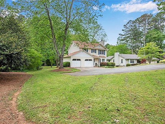 3rd image of 2537 Hedgerow Dr NE