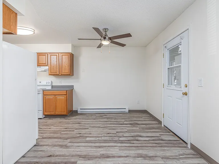 Hood Manor Apartments — Photo 29