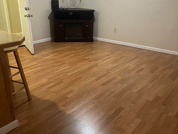 4th image of 12 Vanhorn Dr #4