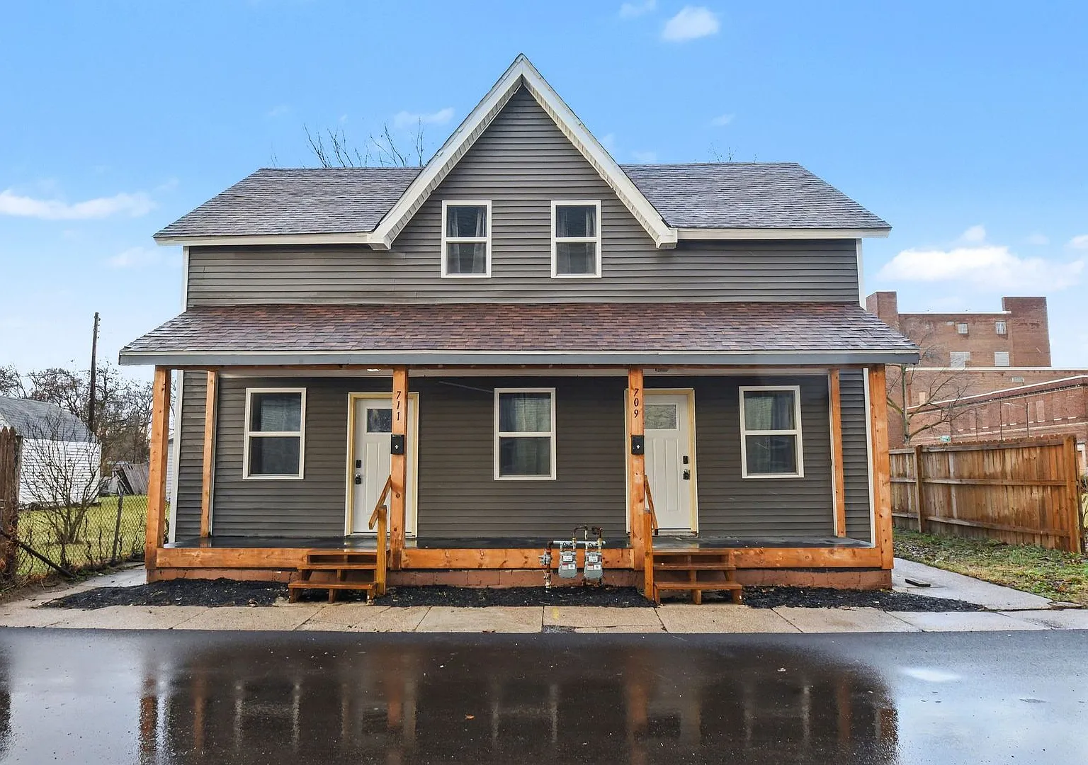 Move-In Ready! Stylishly Remodeled 3BR Fully Furnished Duplex in South Bend — Photo 1
