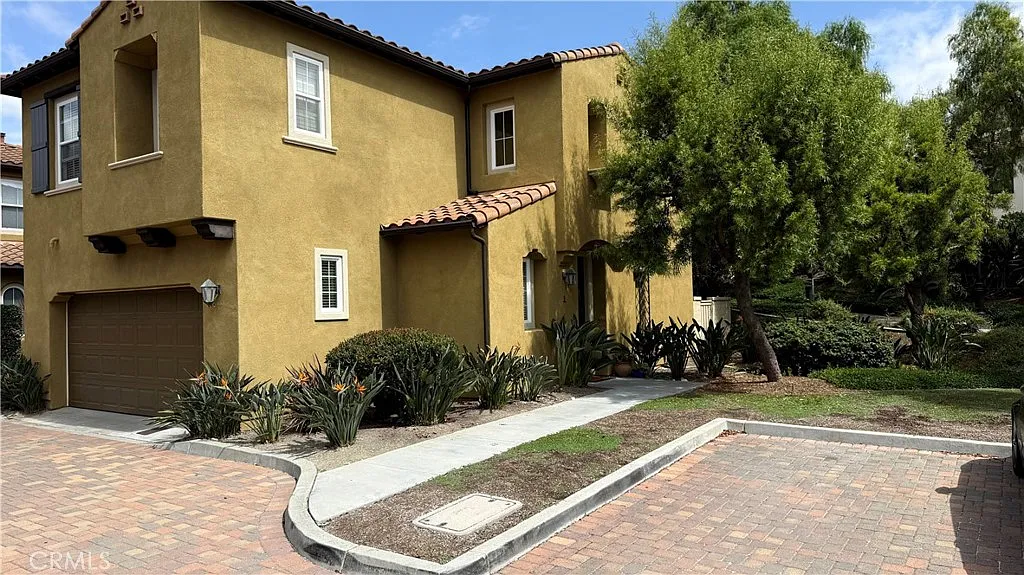 3 bed, 2.5 bath, 1634 sqft, $4,900 — Photo 3