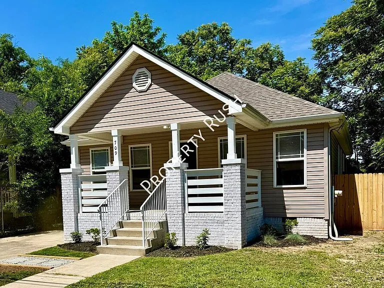 709 N Holly St — Photo 3