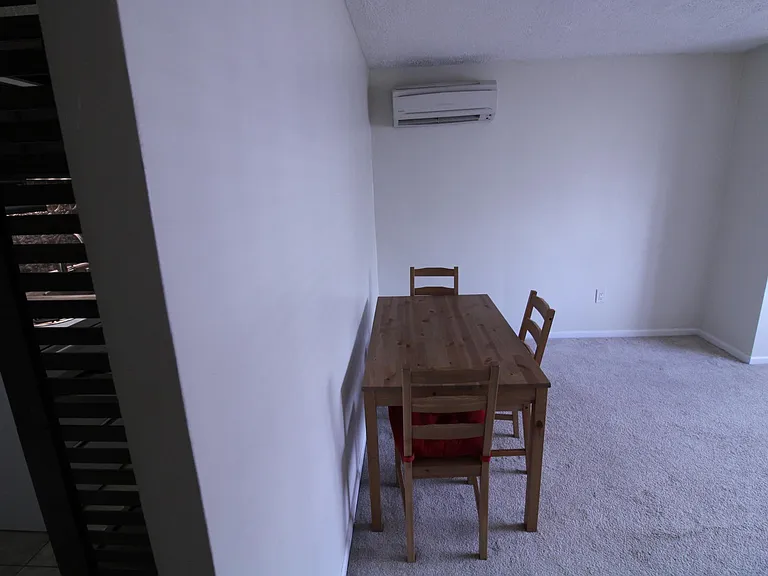 Living room Equipped with Split AC/Heat wall unit for your confort