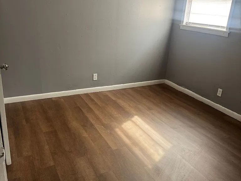 611 N Mirror St — Photo 2