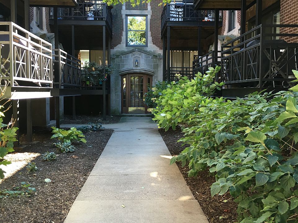 Horseshoe Courtyard