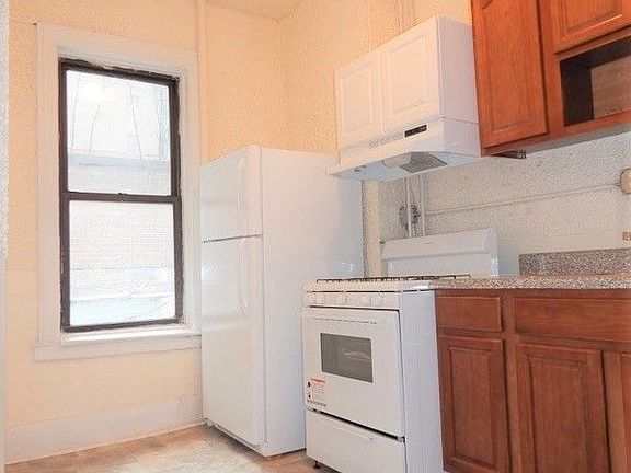 3rd image of 46 Hoyt St #2