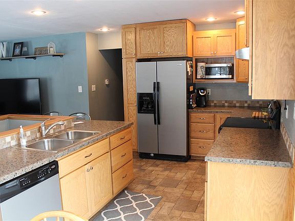 4th image of 821 Main St