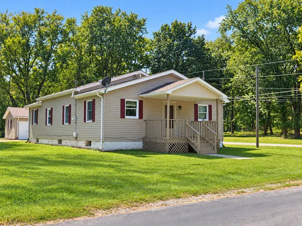 901 E Olive St, Cisne, IL 62823
