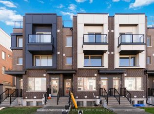 796 Mikinak Rd #154, Ottawa, ON K1K 5A5