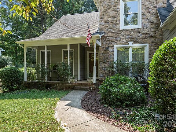 3rd image of 3016 Oakcroft Dr