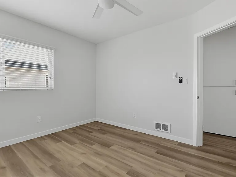 3650 Newton — Photo 32