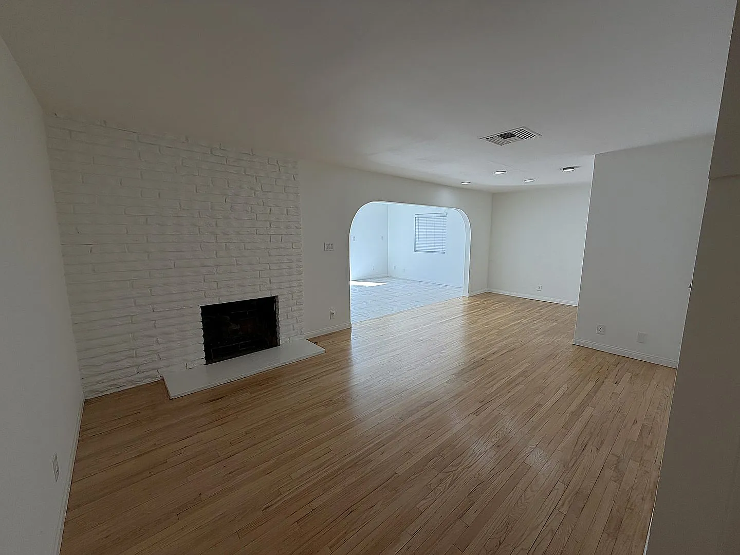 Gorgeous 4bed/2bth Single Family Home In Quiet Area Of Granada Hills — Photo 2