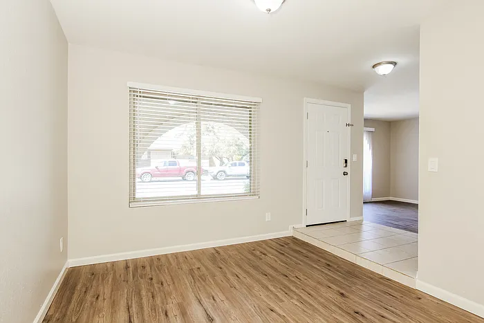 3143 W Julie Dr — Photo 5