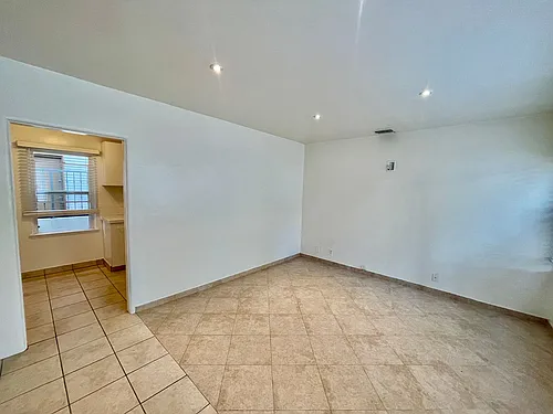 237 E Burbank Blvd #A Photo 1