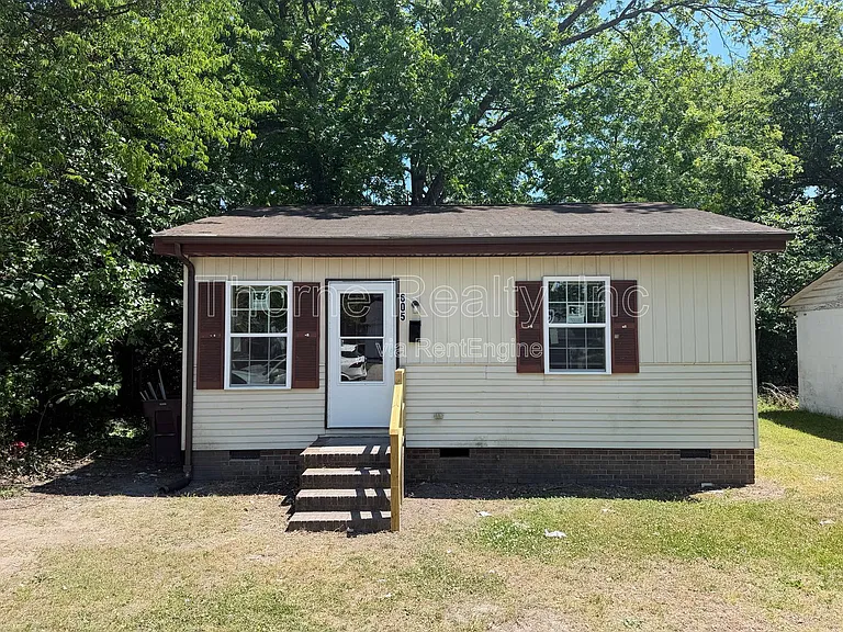 605 E Wilson St — Photo 1