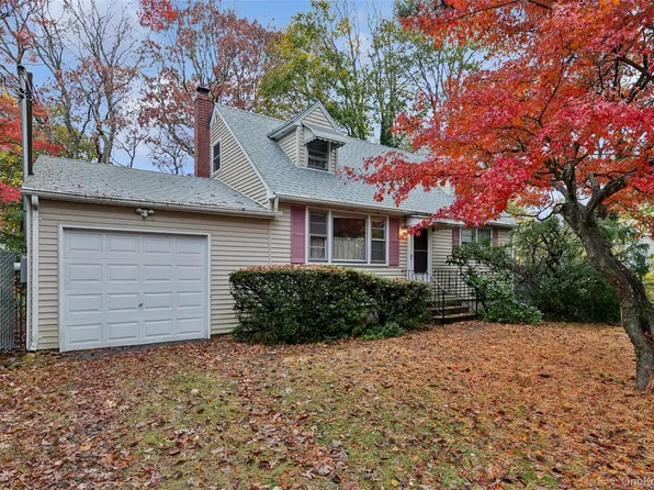 4 Windus Drive, Shirley, NY 11967