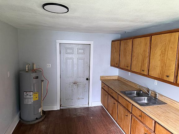 5th image of 244 Oak St