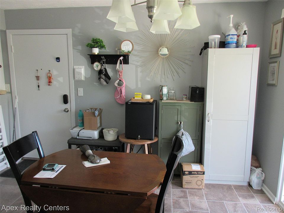14210 Camelot Dr Apt 3, photo 4