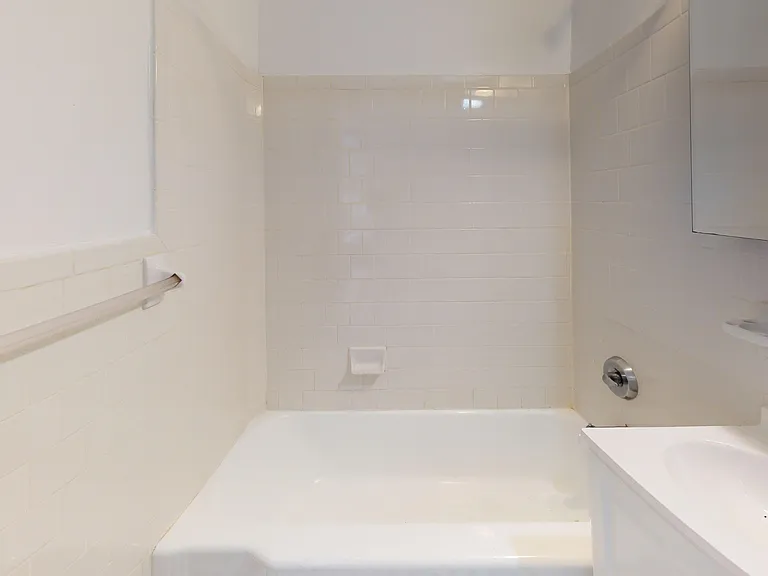 243 E 38th St #2B — Photo 8