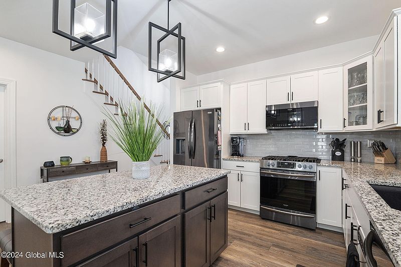 4th image of 127 Lakepointe Way