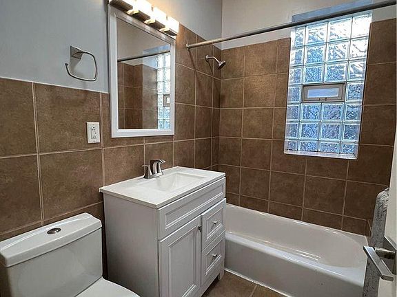 3rd image of 2316 N California Ave APT 9-1