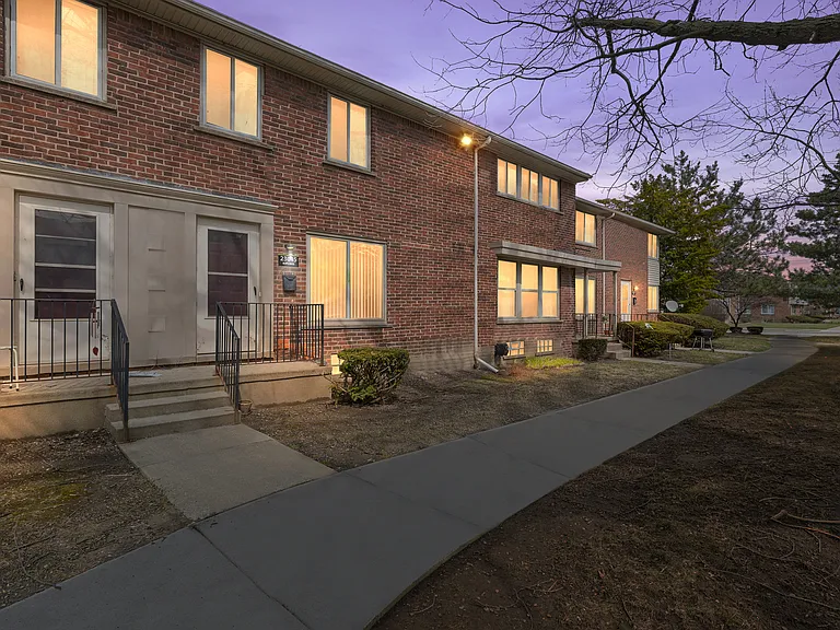 Oak Park Manor Apartments & Townhomes — Photo 24