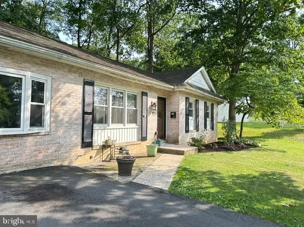 38 Cedarwood Rd, Wyomissing, PA 19610
